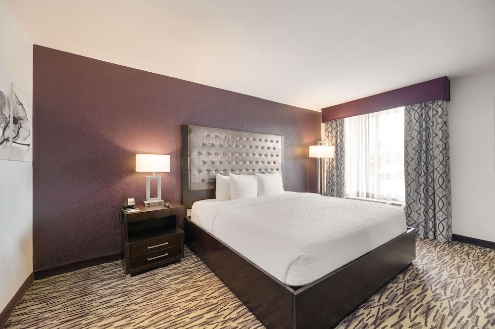 غرفة قياسية بسرير كينج، Clarion Inn & Suites Across From Universal Orlando Resort 2/10