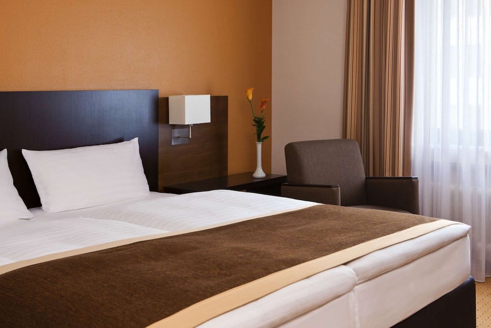 Business, Queen Bed
