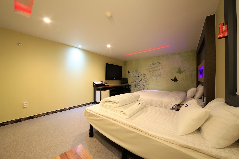 V Hotel 20/50