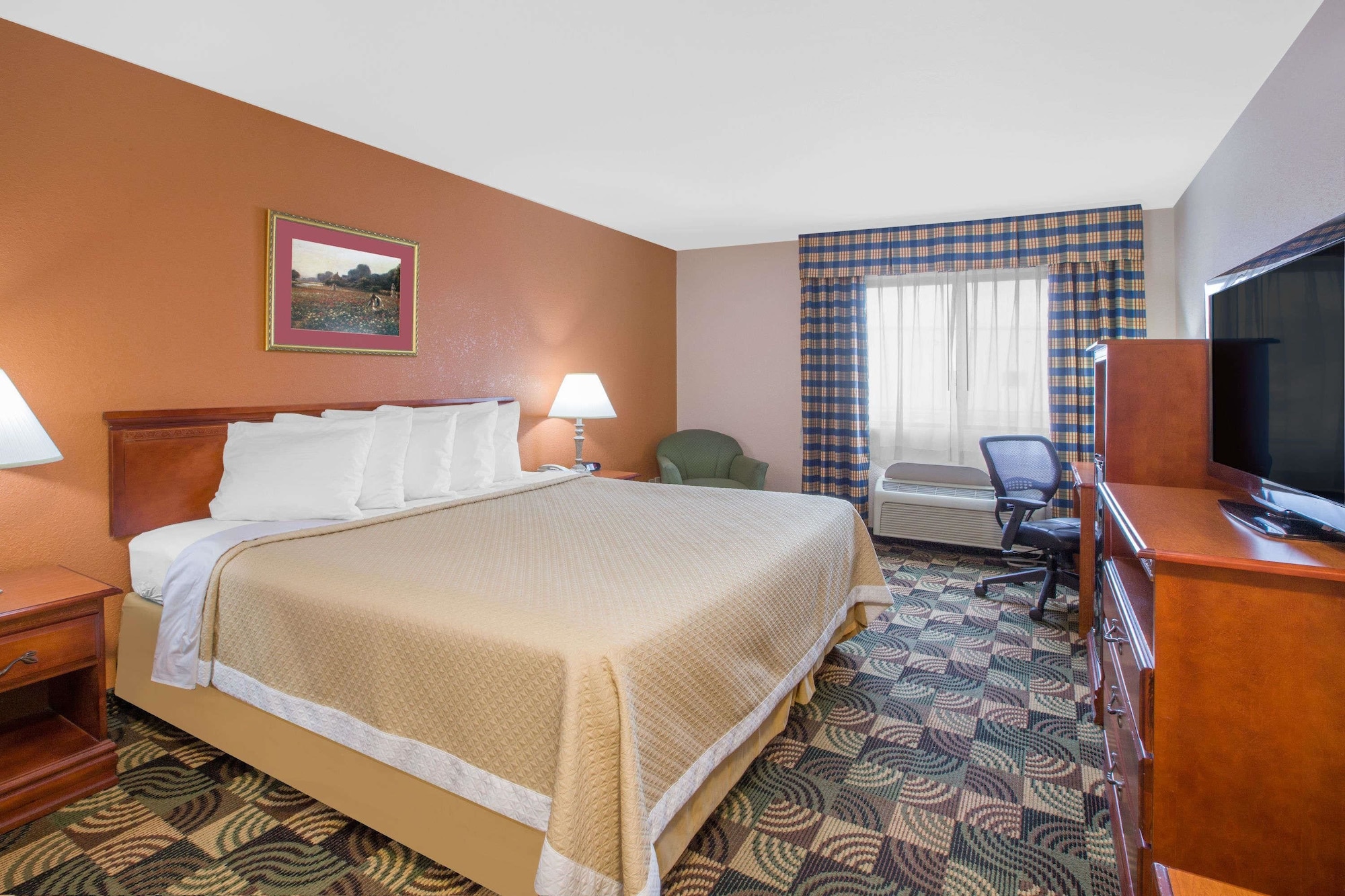 غرفة قياسية بسرير كينج بحوض جاكوزي، Days Inn by Wyndham Hillsdale 4/10