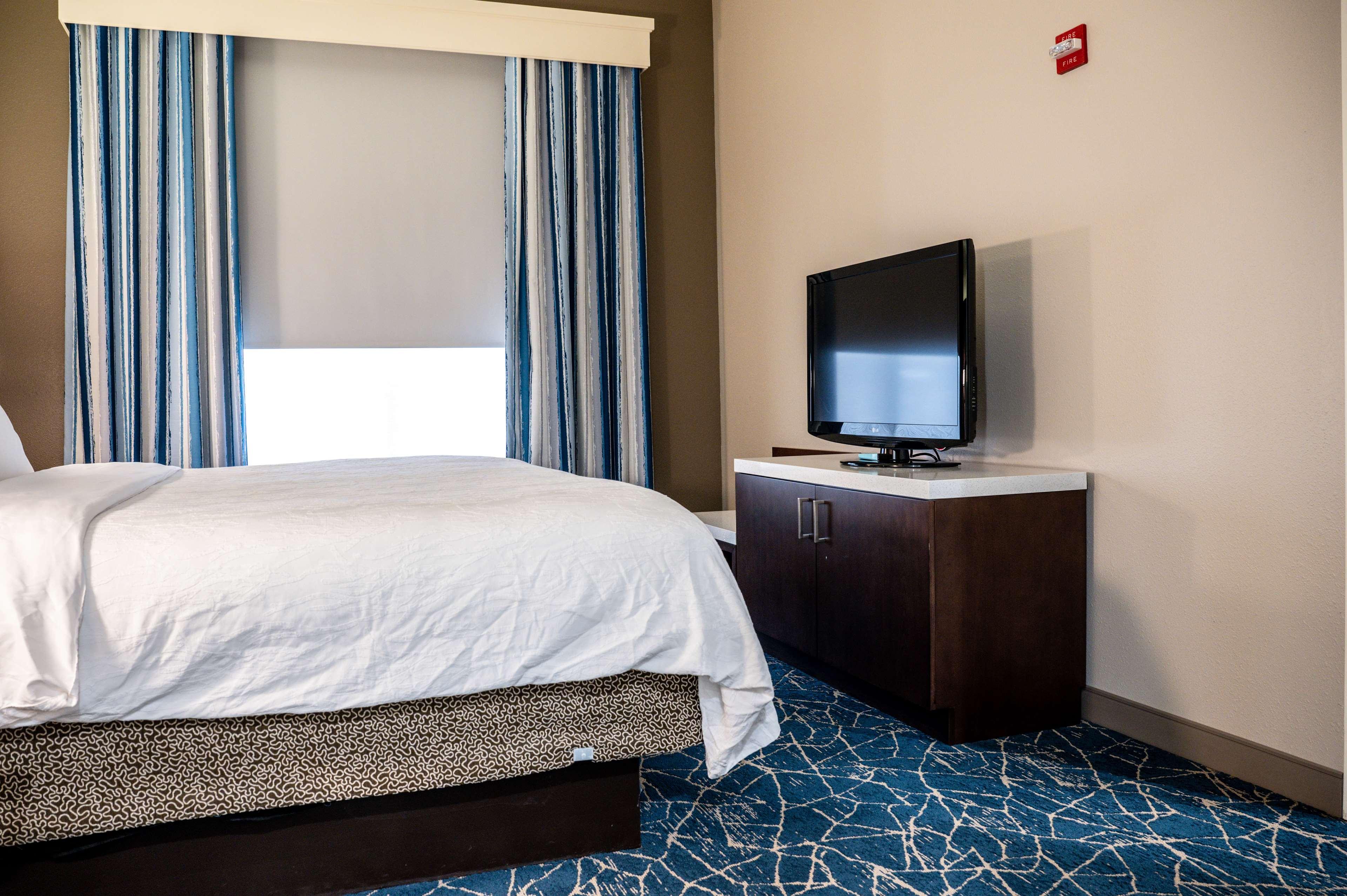Suite, King Bed, Parlor, Accessible