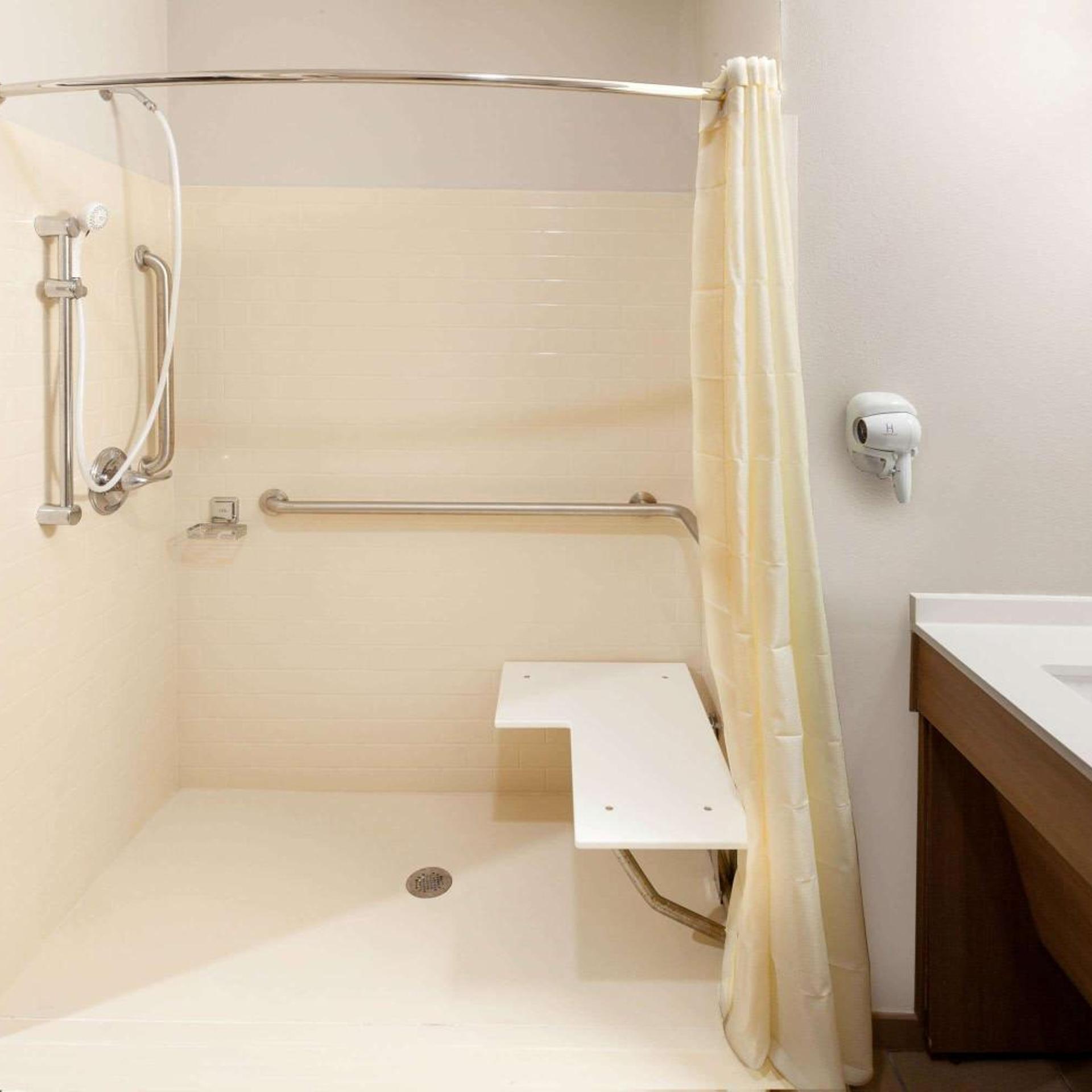 غرفة بسرير كوين بحوض استحمام لذوي الإعاقة، Microtel Inn And Suites By Wyndham College Station 5/5