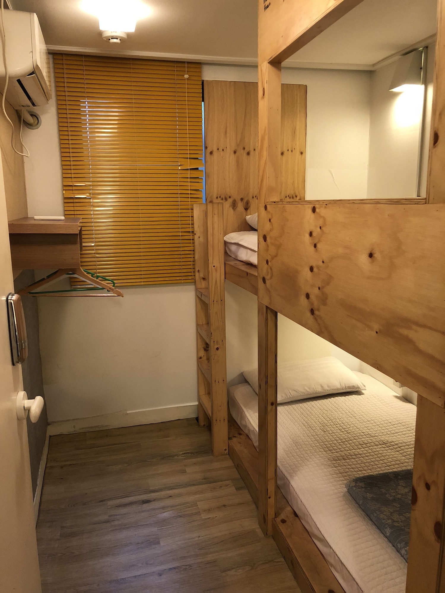 ROOM, TWIN BEDS