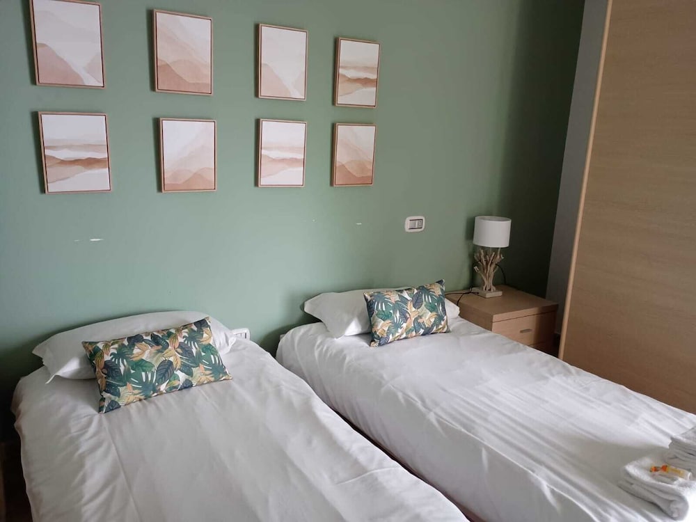 2 Bedrooms, Superior, Apartment, Double and Twin Beds, Lake Side, Lake View، Golfo Gabella 4/8