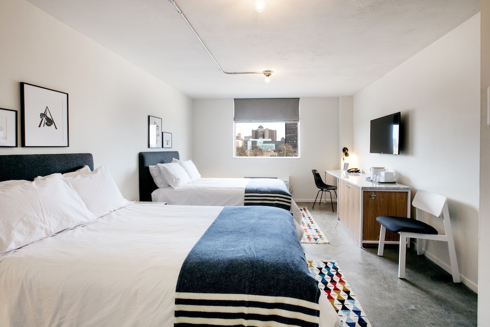 DELUXE, 2 DOUBLE BEDS