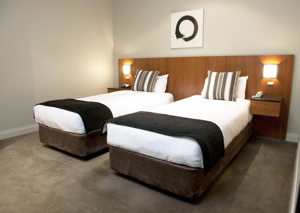 2 BEDROOMS, SUITE, TWIN BEDS, QUEEN BED