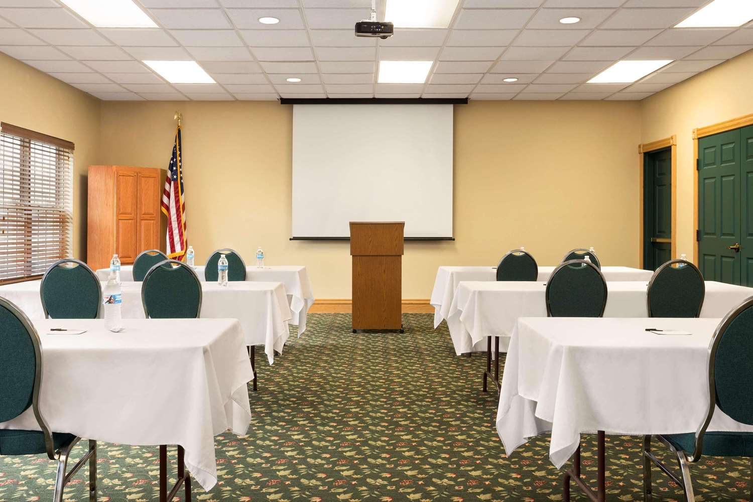 Country Inn & Suites by Radisson, Salina, KS 23/26