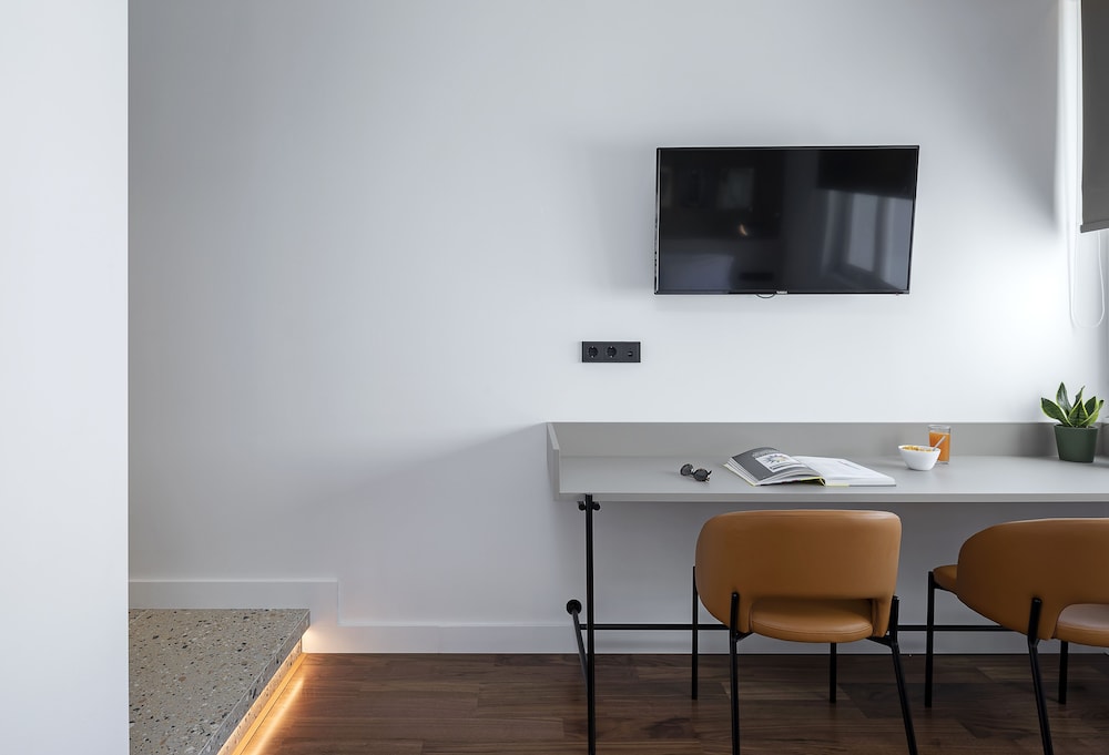 The Athenians Art Apartments 36/50