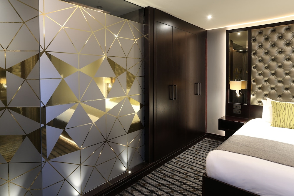 Mondo Hotel 3/49