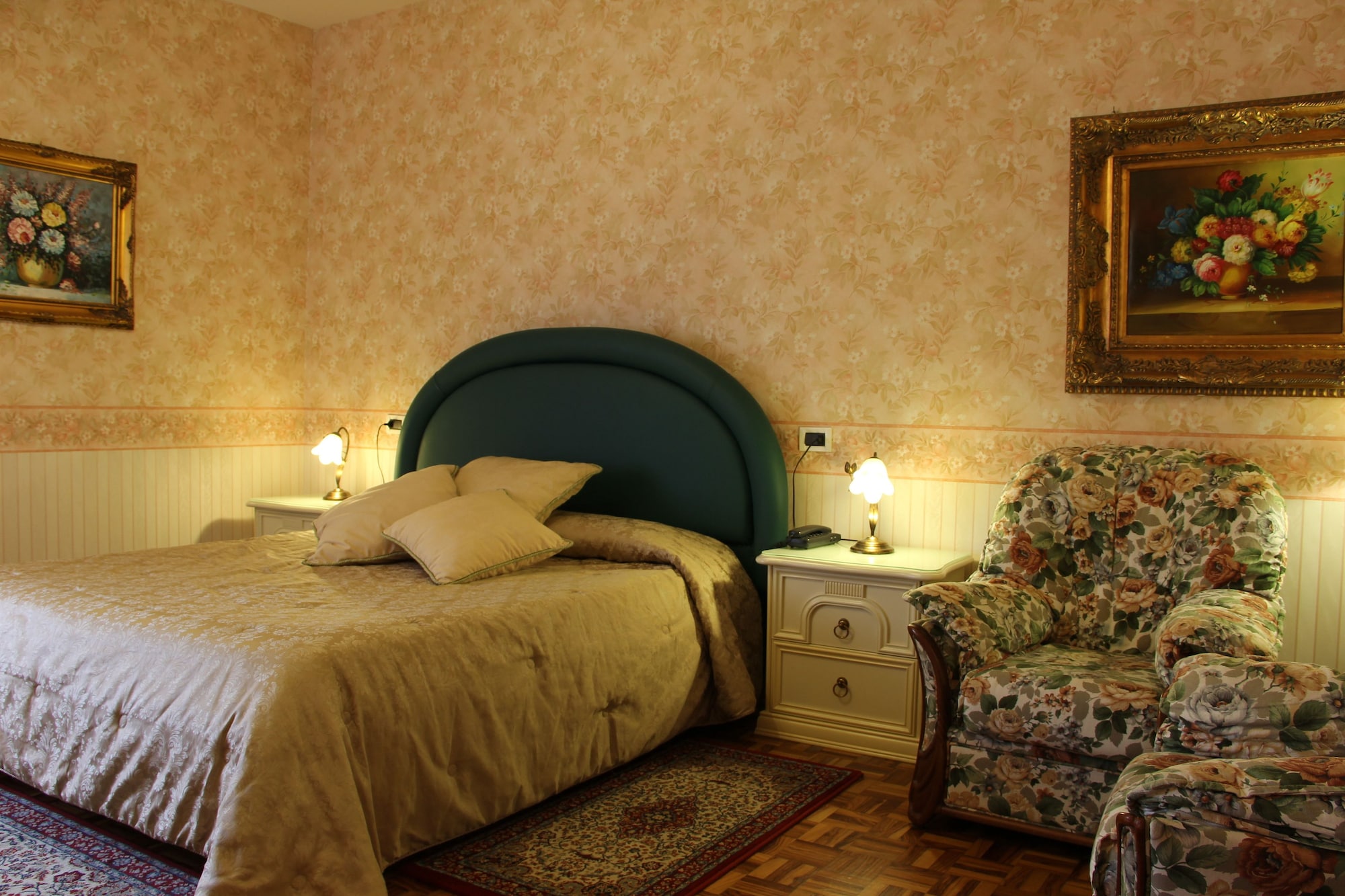 Superior, Queen Bed, Hotel Continentale 2/6