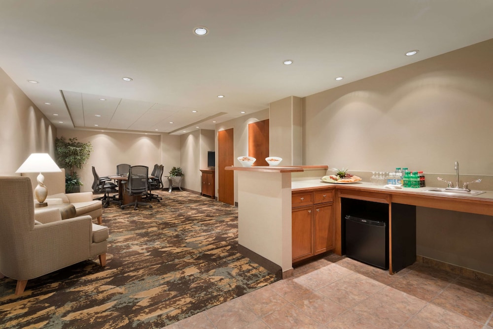 Embassy Suites by Hilton Franklin Cool Springs 10/75