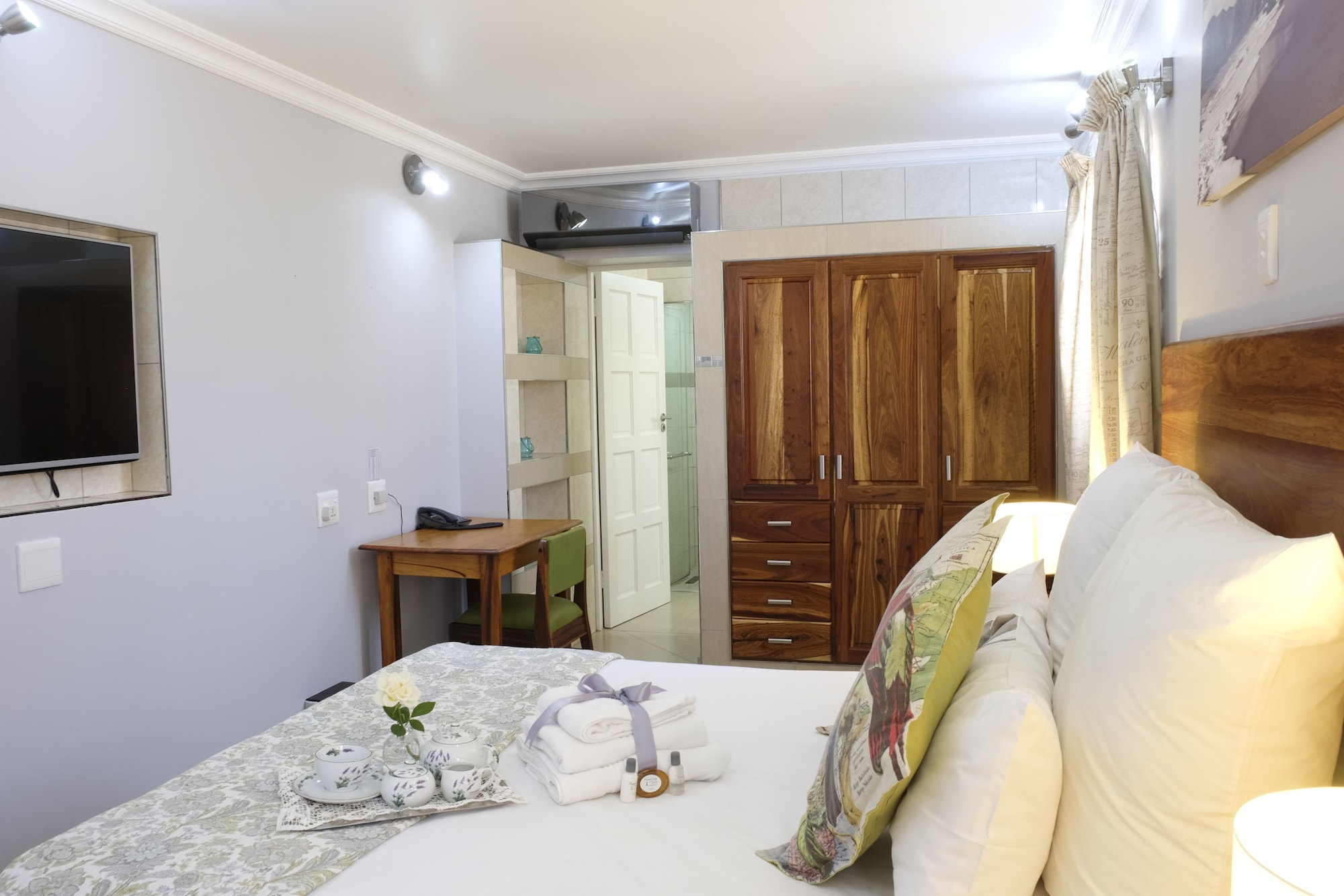 STANDARD, QUEEN BED