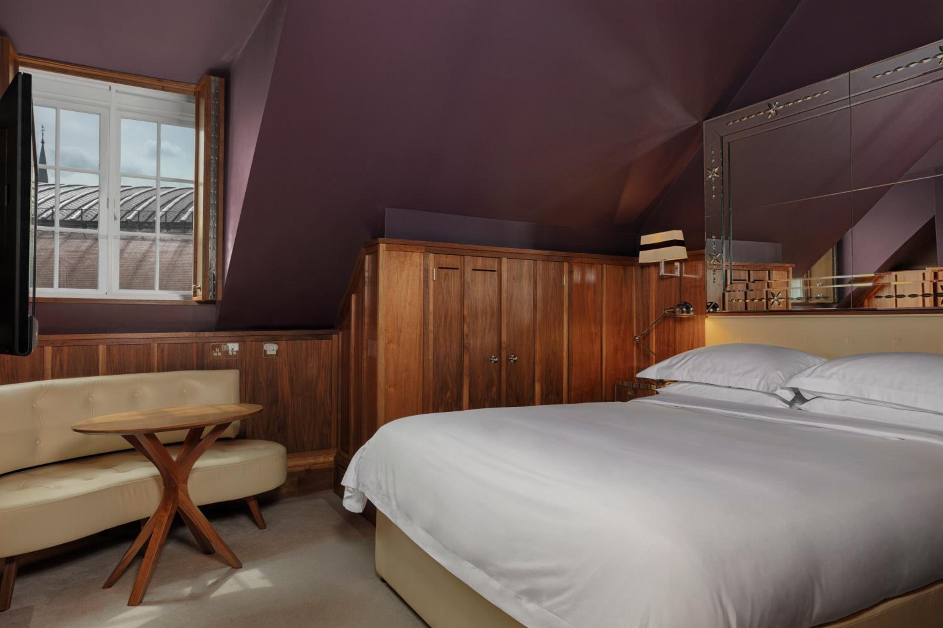 Room at Kaya Great Northern Hotel, LONDON