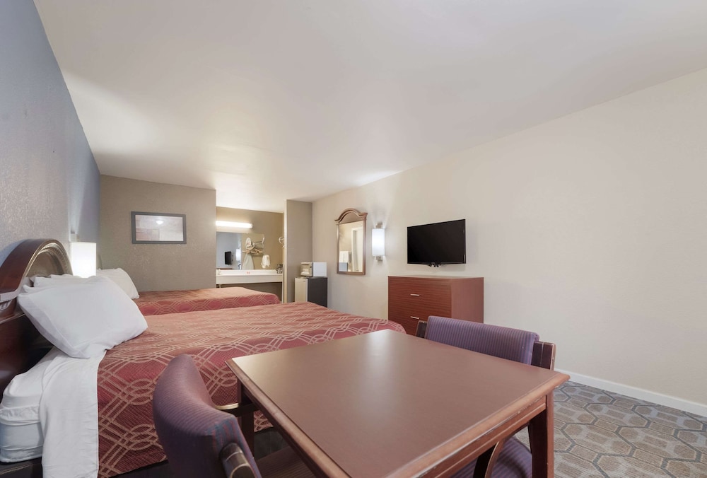 Econo Lodge Thomaston 32/35