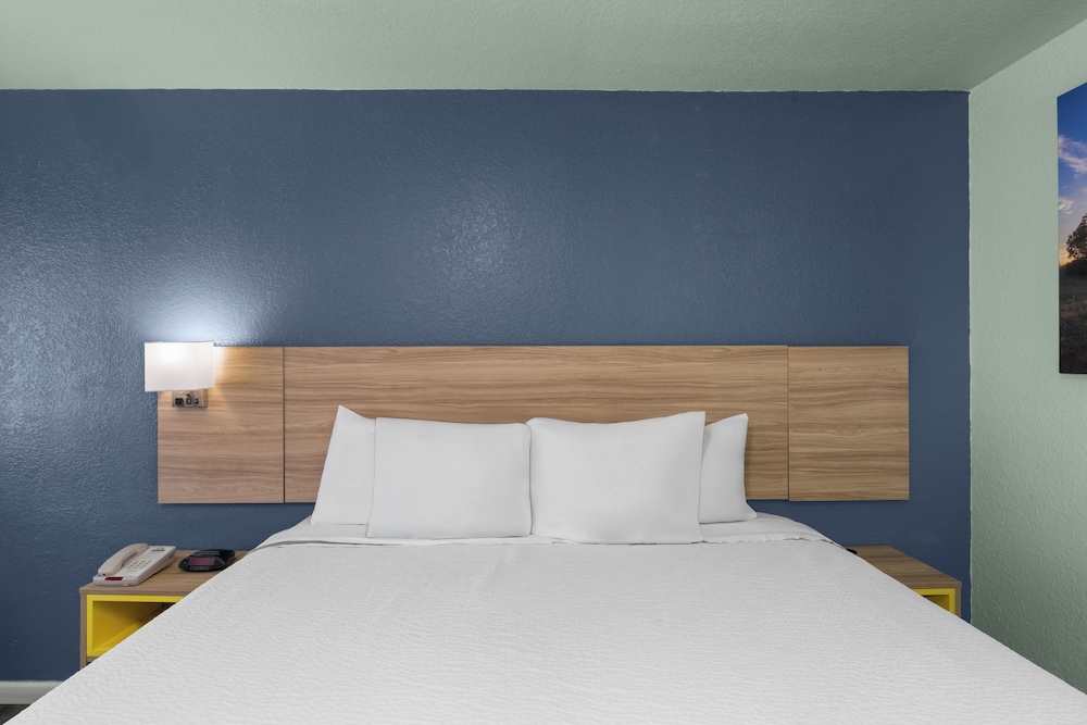 Days Inn by Wyndham Pratt 40/54