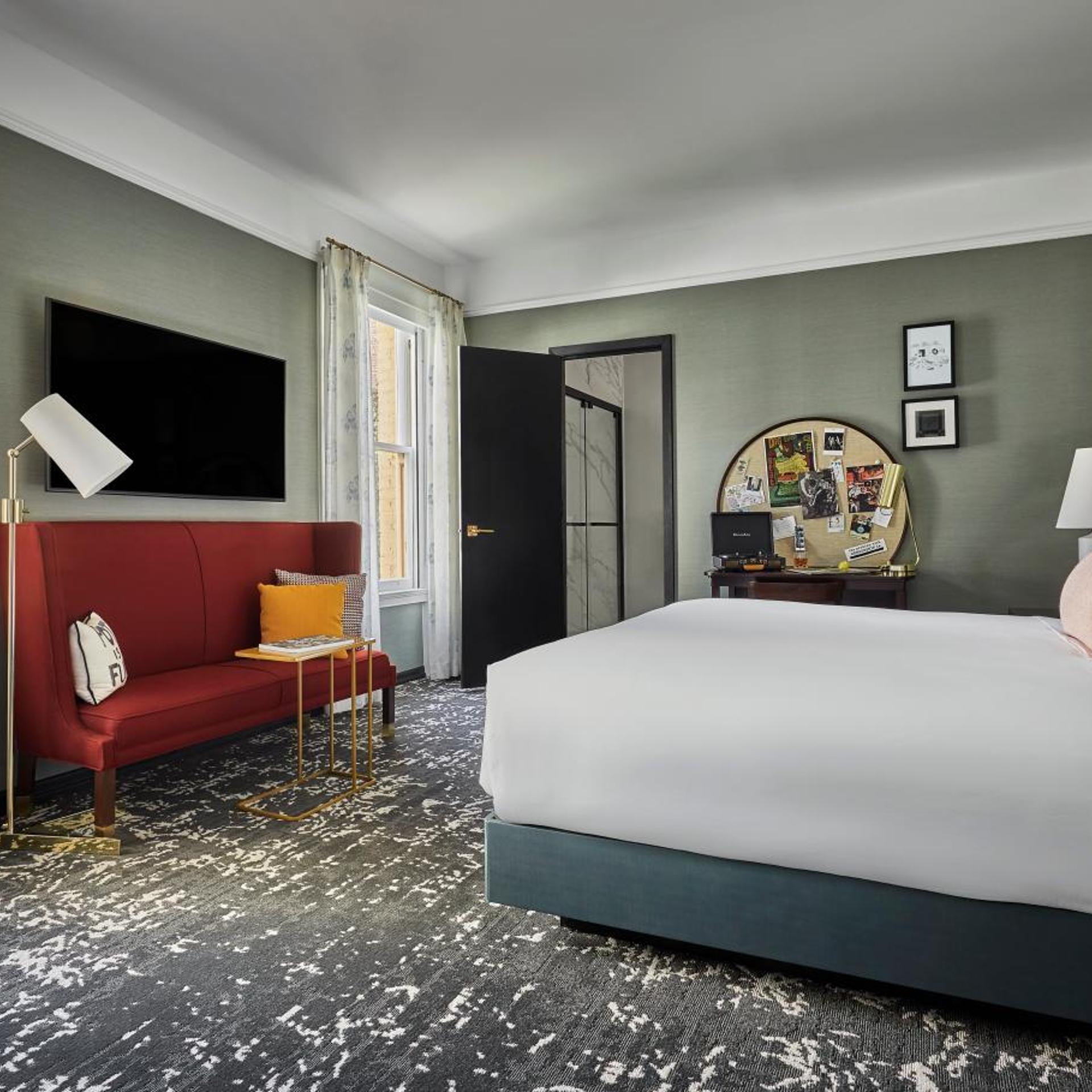 DELUXE, KING BED