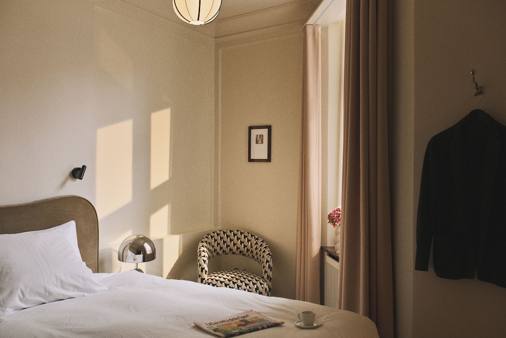 ROOM, SINGLE