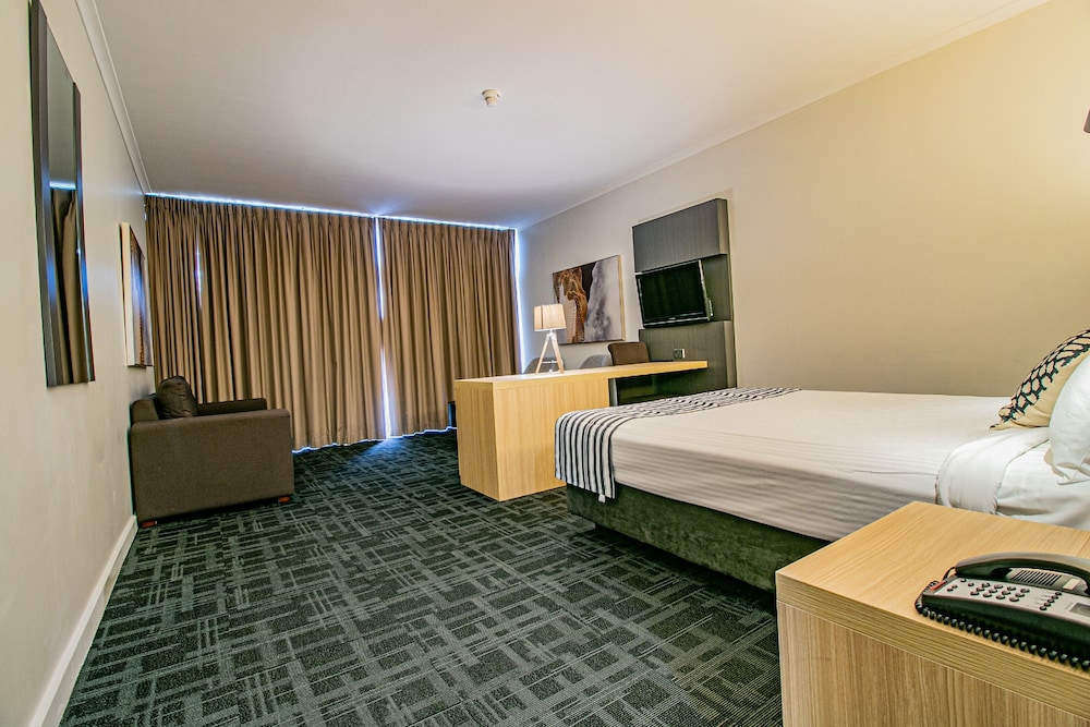 Deluxe, Queen Bed, Side Ocean View