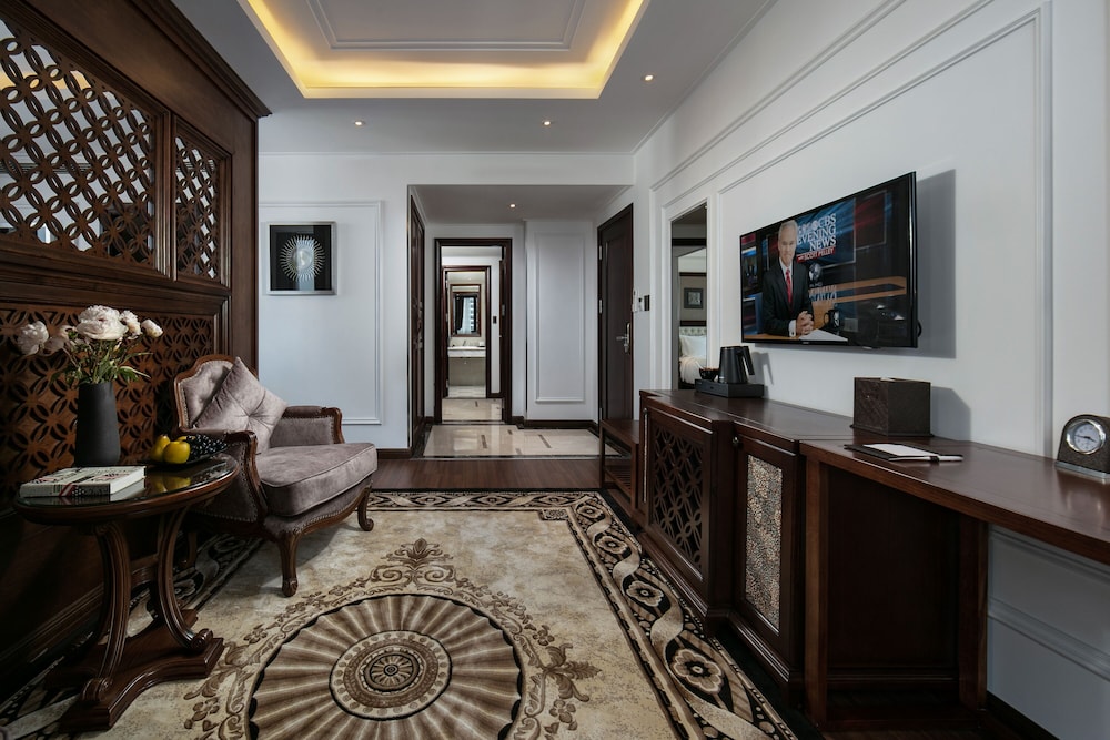 The Q Hotel 7/50