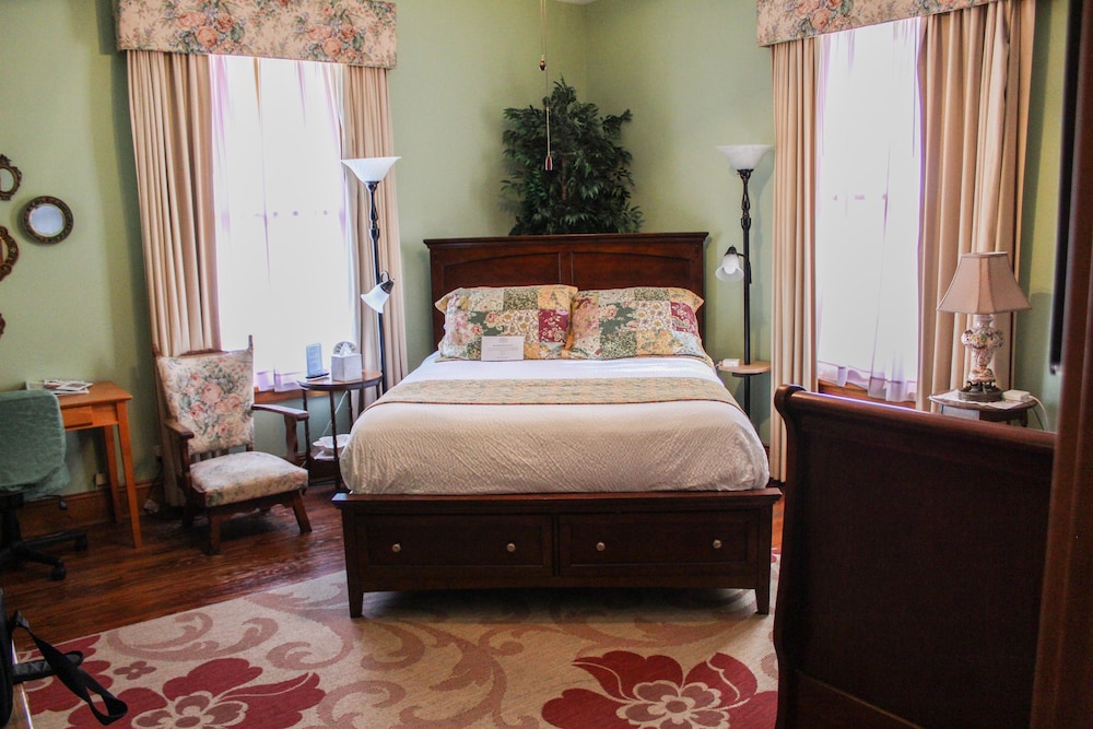House, 1 Queen and 1 Single Bed