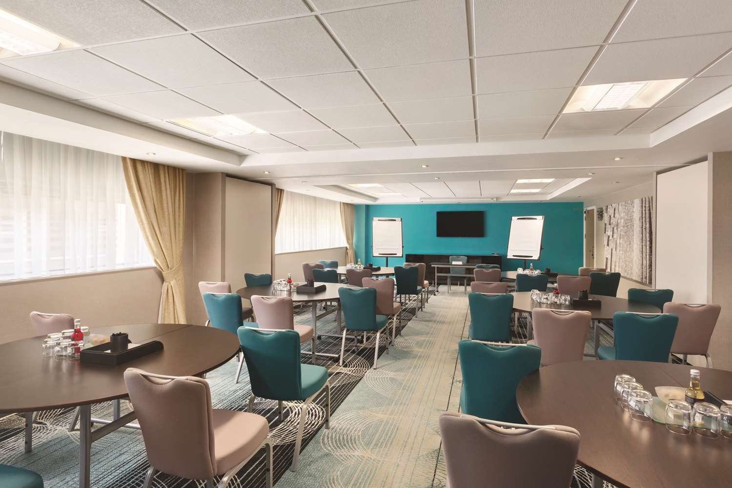 Ramada Hotel & Suites by Wyndham Coventry 32/38