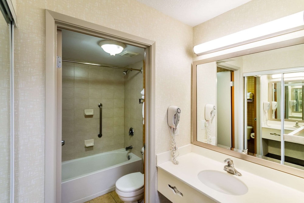 Econo Lodge Inn & Suites Calgary - University 13/32
