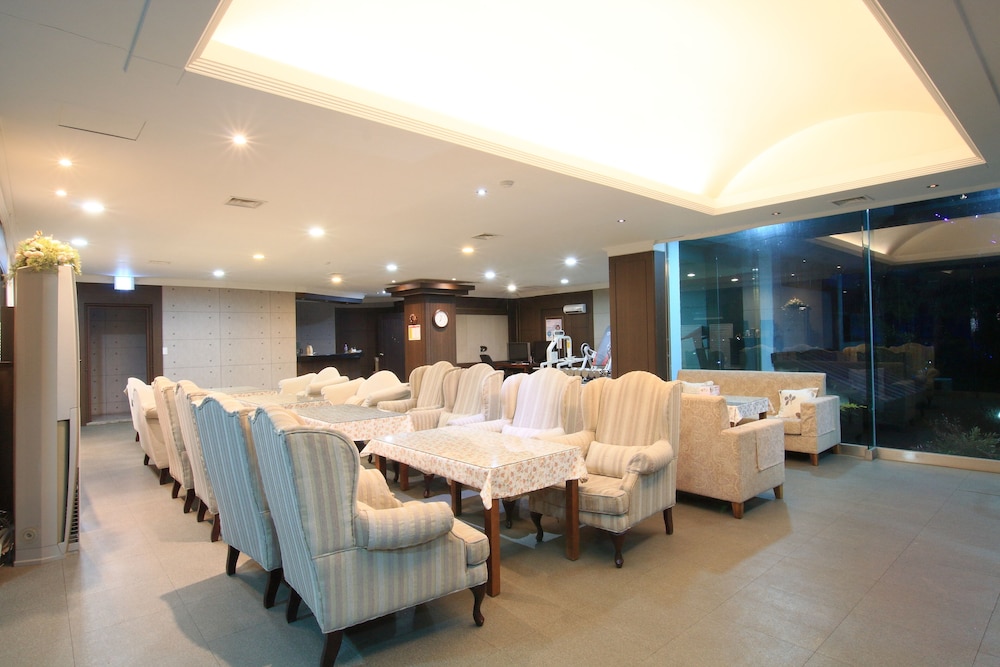 Valentine Hotel 34/47