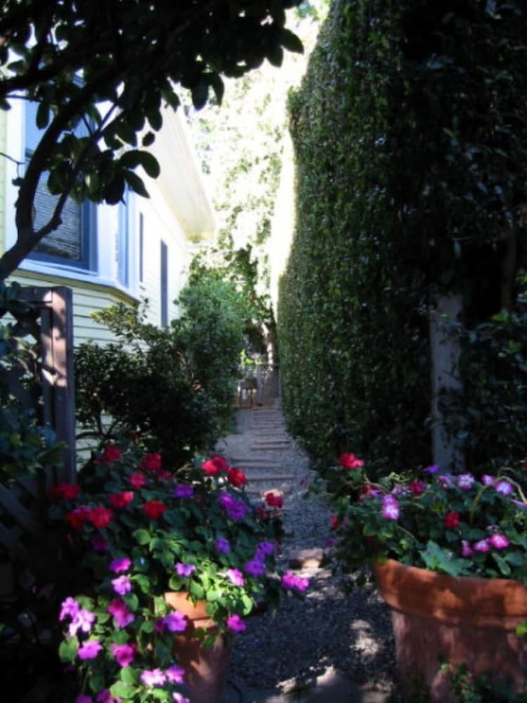 Secret Garden Inn 65/73