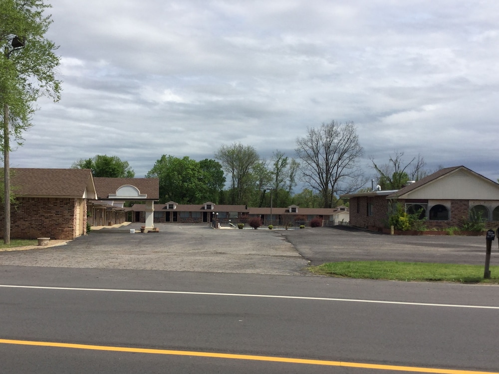 Sunset Inn Clarksville 39/44