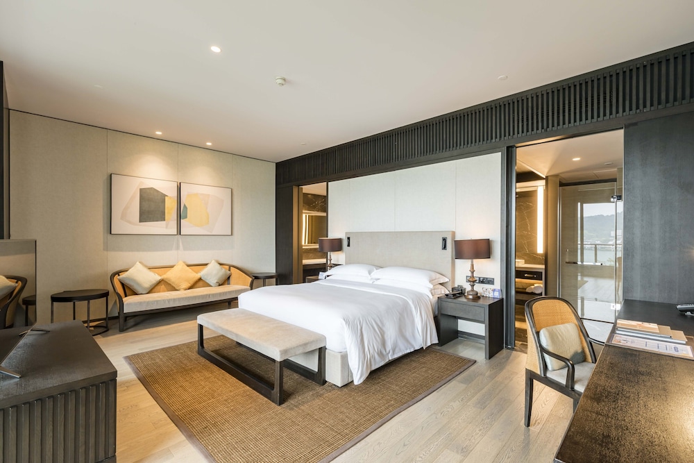 SUITE, KING BED, LAKE VIEW, LOUNGE ACCESS