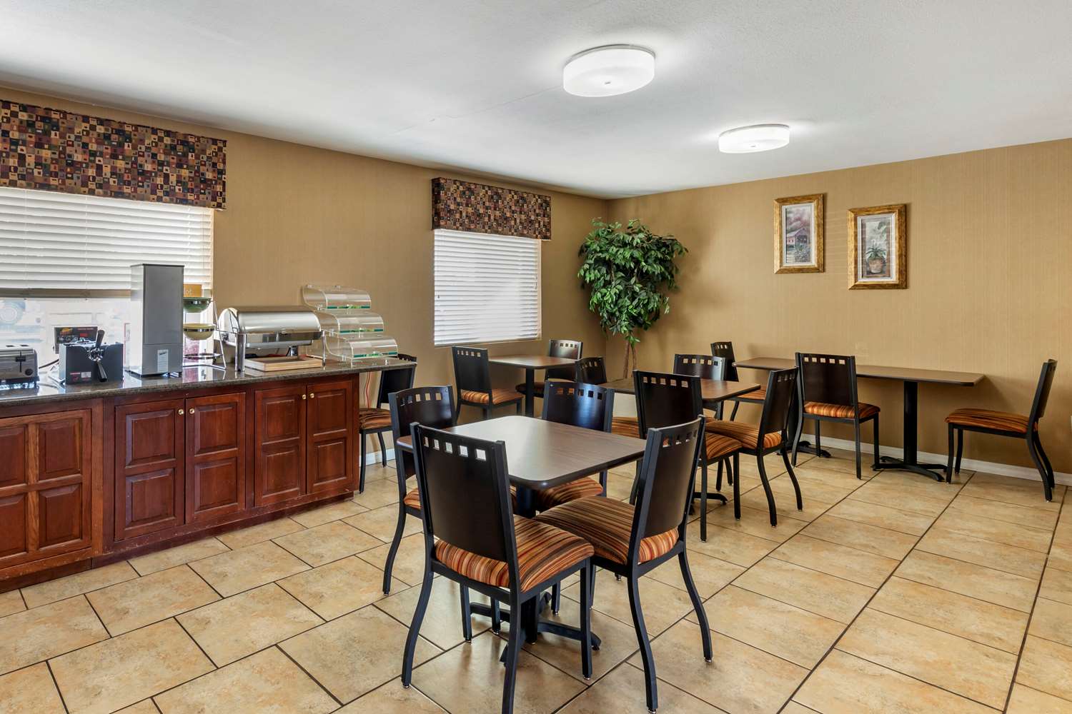 Quality Inn Russellville I-40 19/23