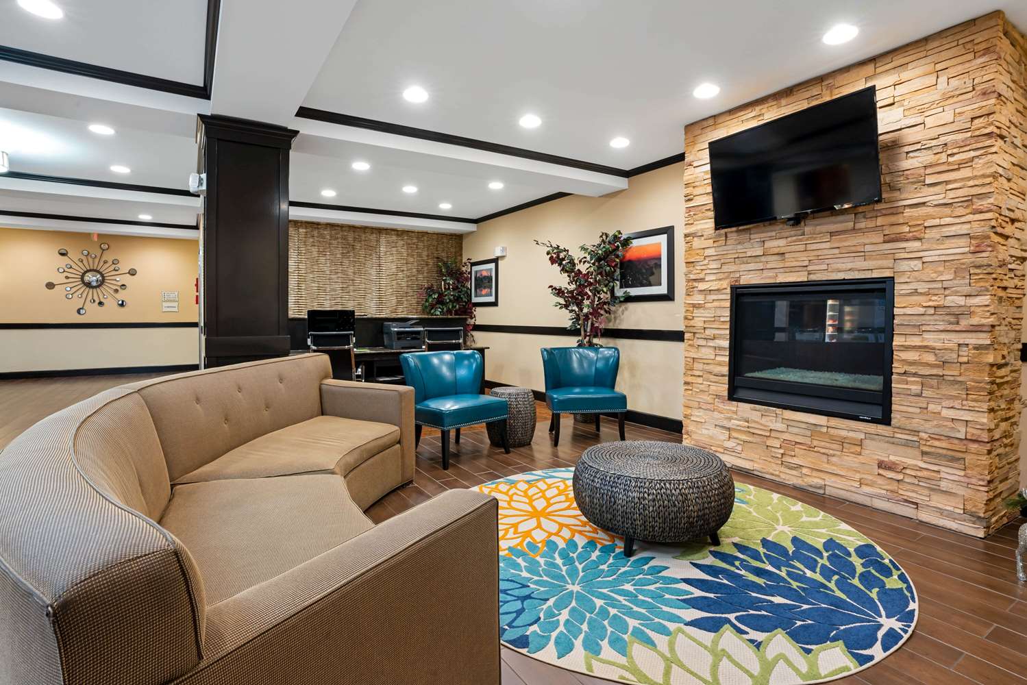 La Quinta Inn and Suites by Wyndham Auburn 11/19