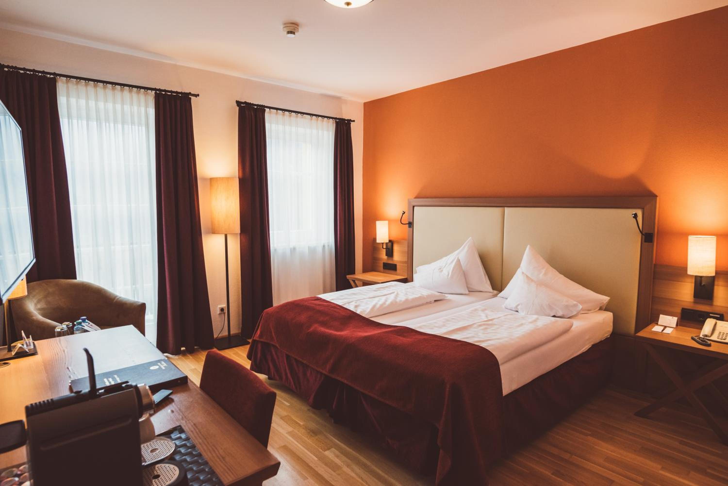 Superior, Twin Beds, Lake View