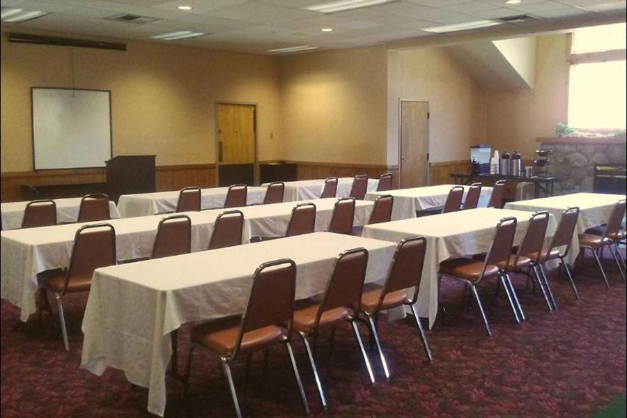 The Summit Inn (ex Howard Johnson Snoqualmie/Summit) 28/33