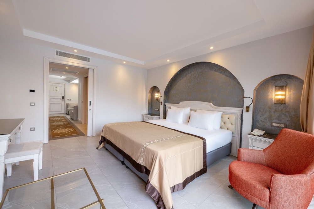 Swim Up, Family Suite, Club, 1 Double and 1 Single Bed, Shared Pool