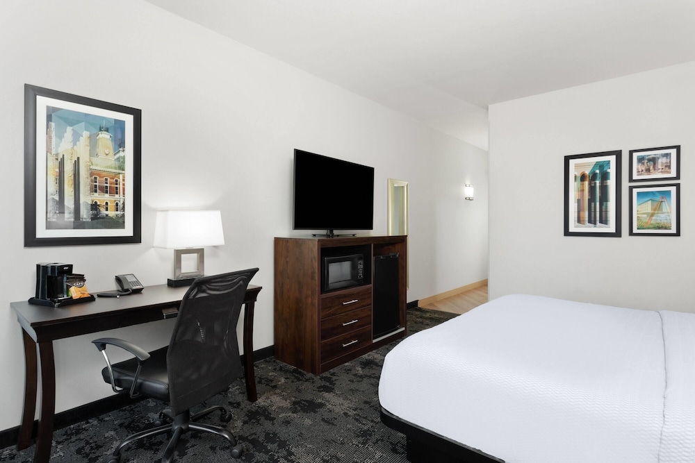 La Quinta Inn & Suites by Wyndham Columbus - Edinburgh 49/59