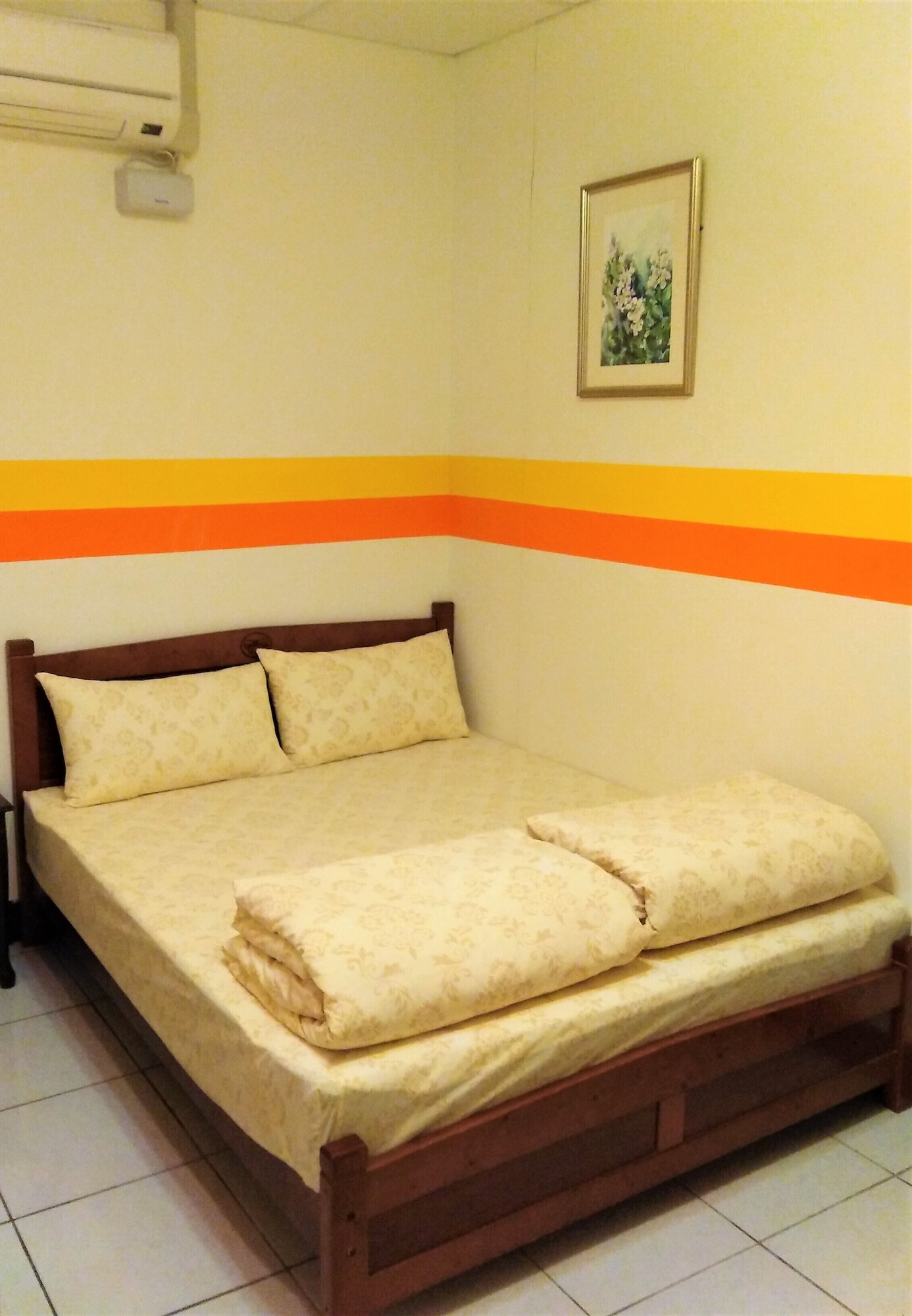 ROOM, DOUBLE OR TWIN BED, SHARED BATHROOM