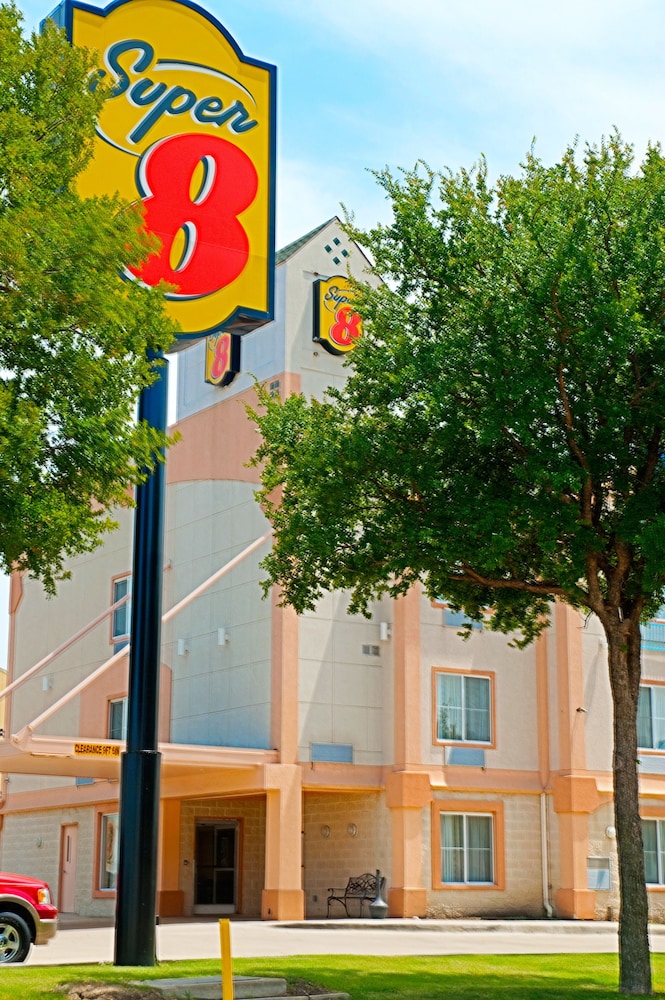 Super 8 by Wyndham Irving/DFW Apt/North 3/25