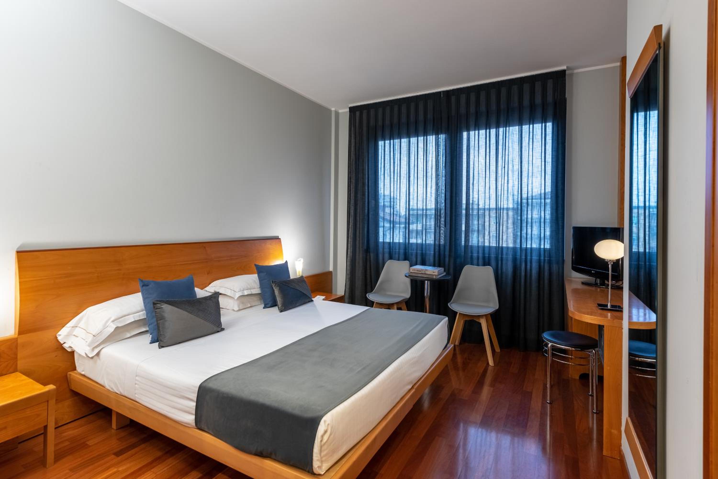 ECONOMY, DOUBLE OR TWIN BED