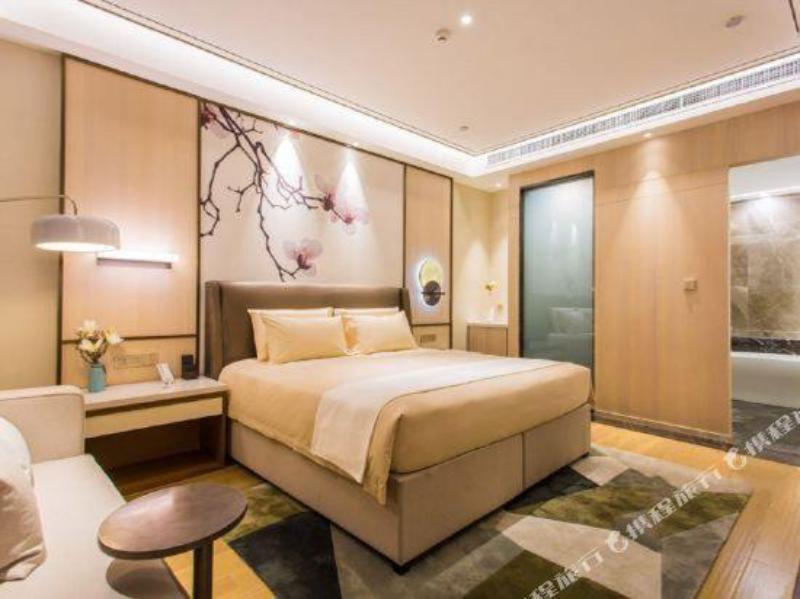 غرفة بسرير مزدوج