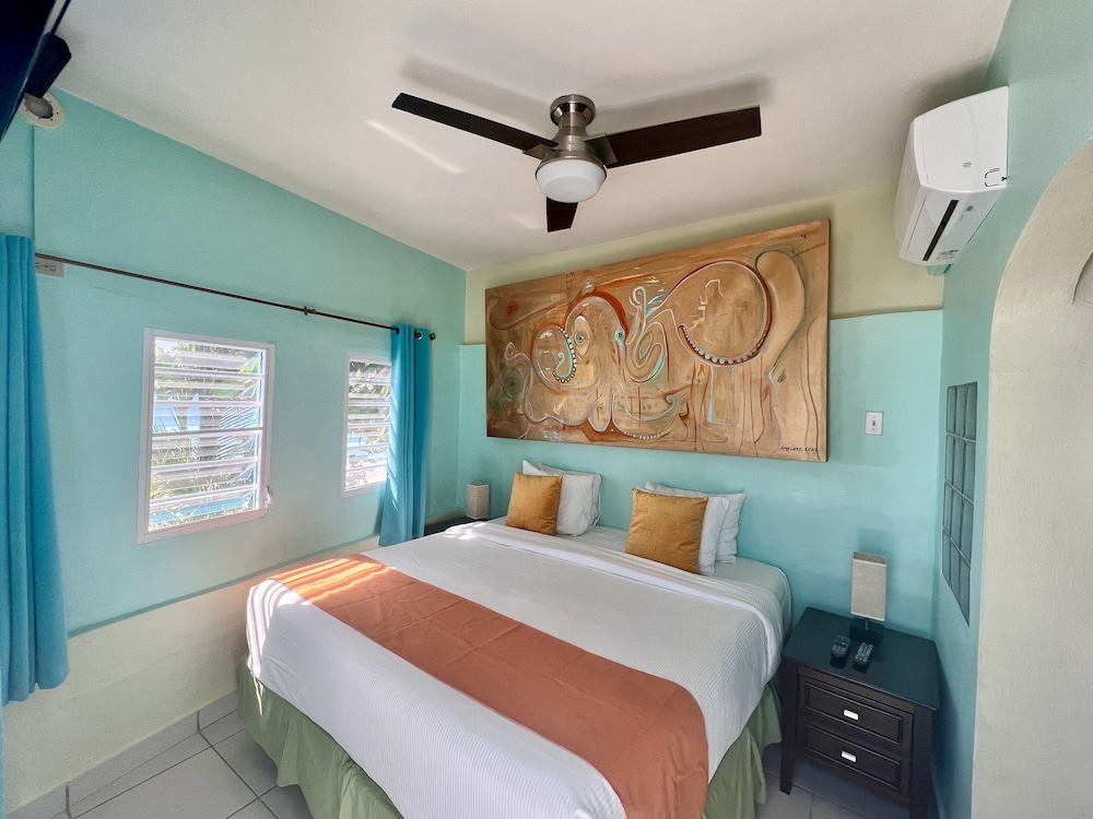 Azure Hotel And Art Studio 13/41