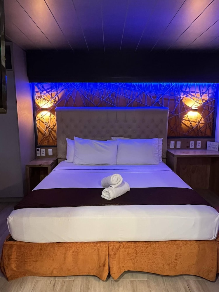 Clockworkorange Luxury Suites 25/72