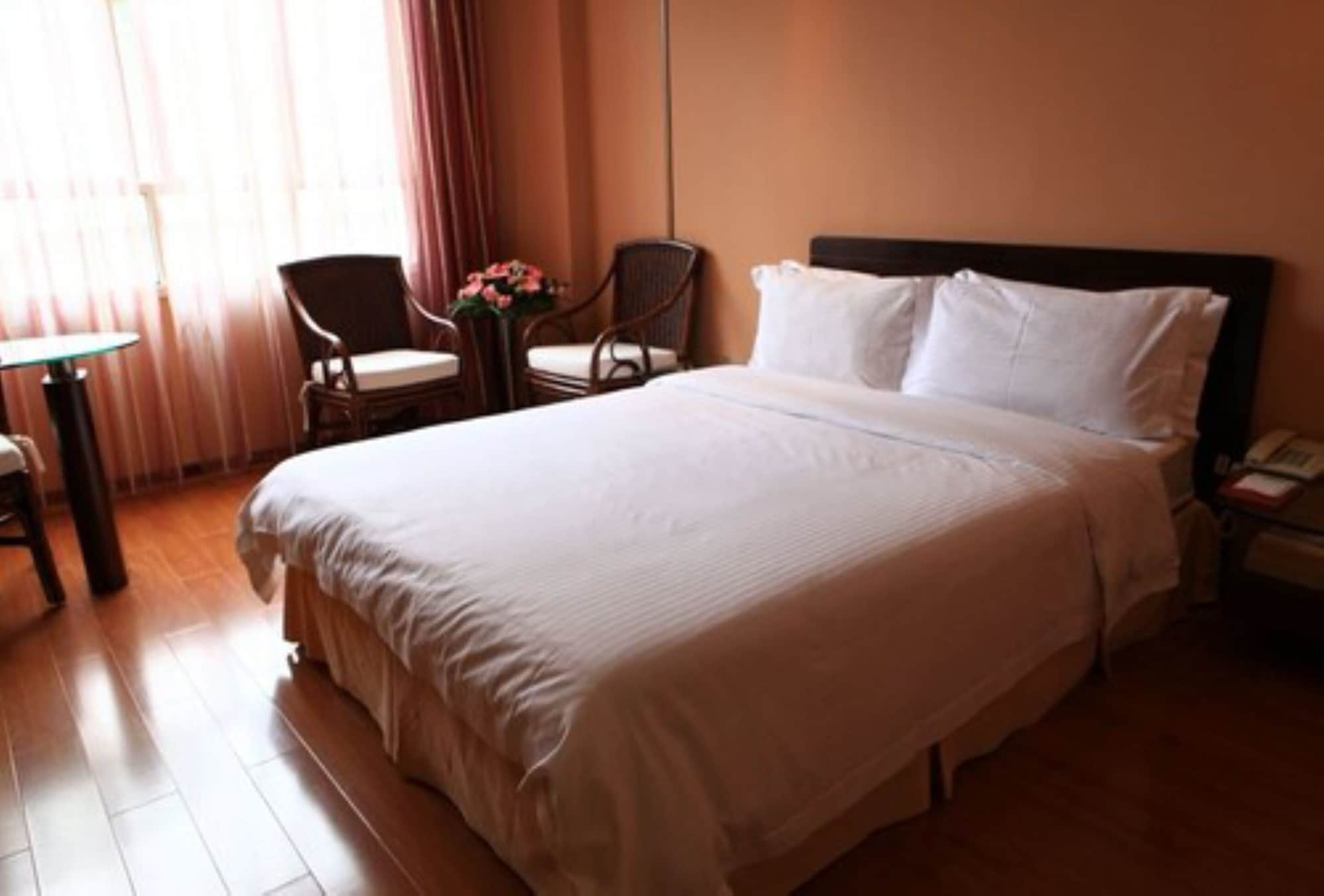DELUXE, QUEEN BED
