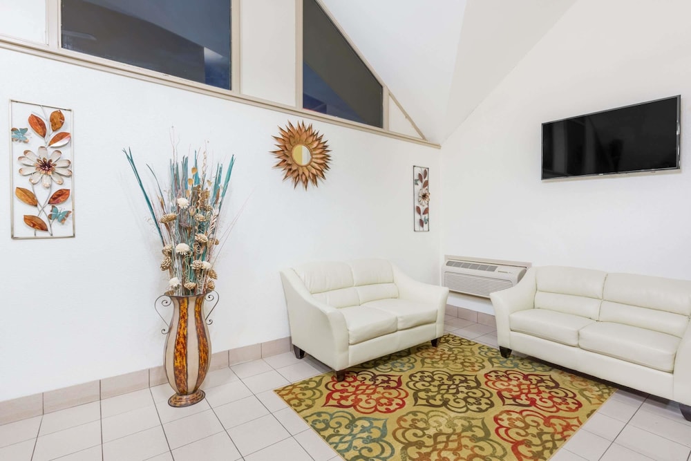 Super 8 by Wyndham Wichita Airport 34/47