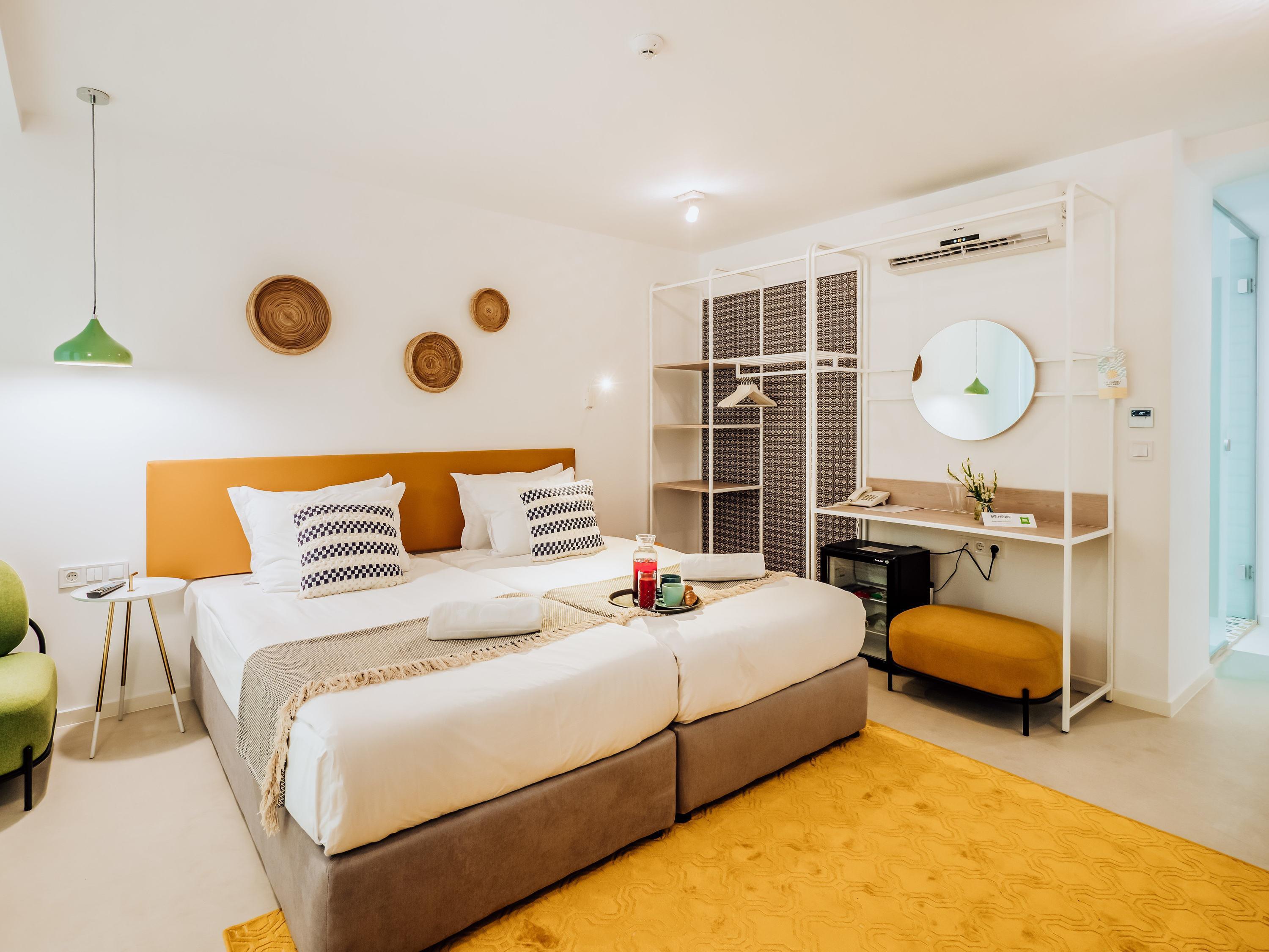 FAMILY, TWIN BEDS, 2 SOFA