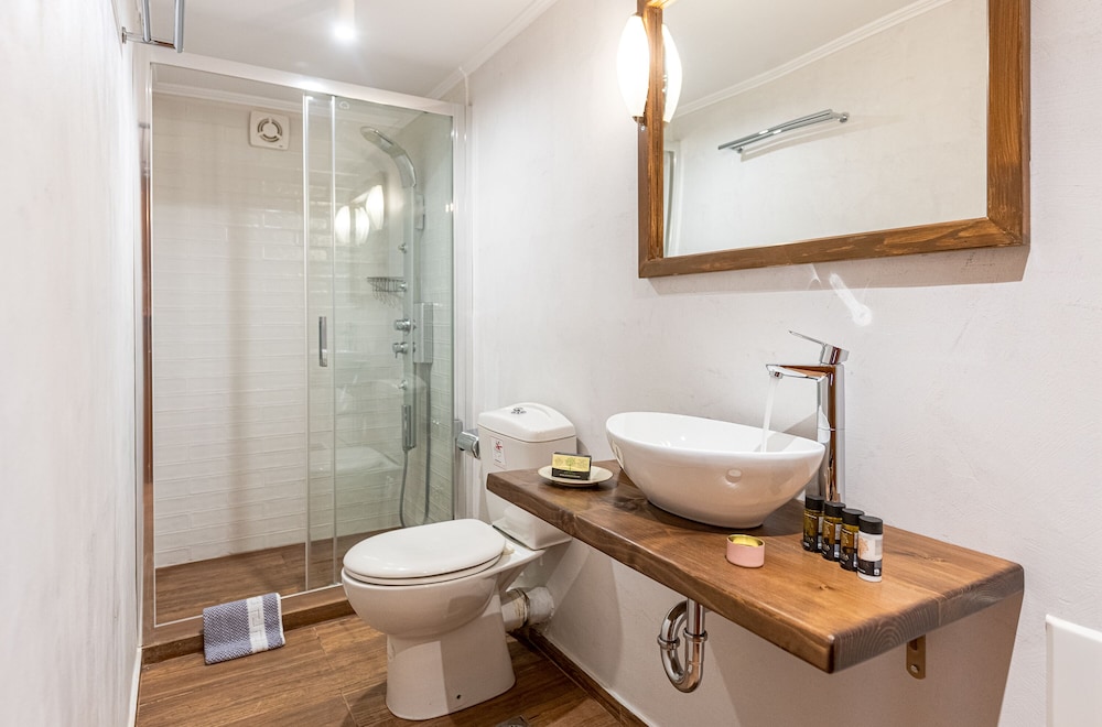 Ef Zin Studios and Suites 38/43