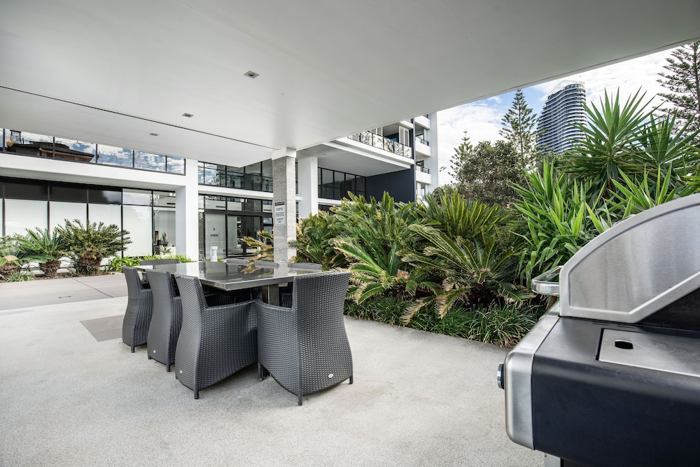 Ultra Broadbeach 64/72