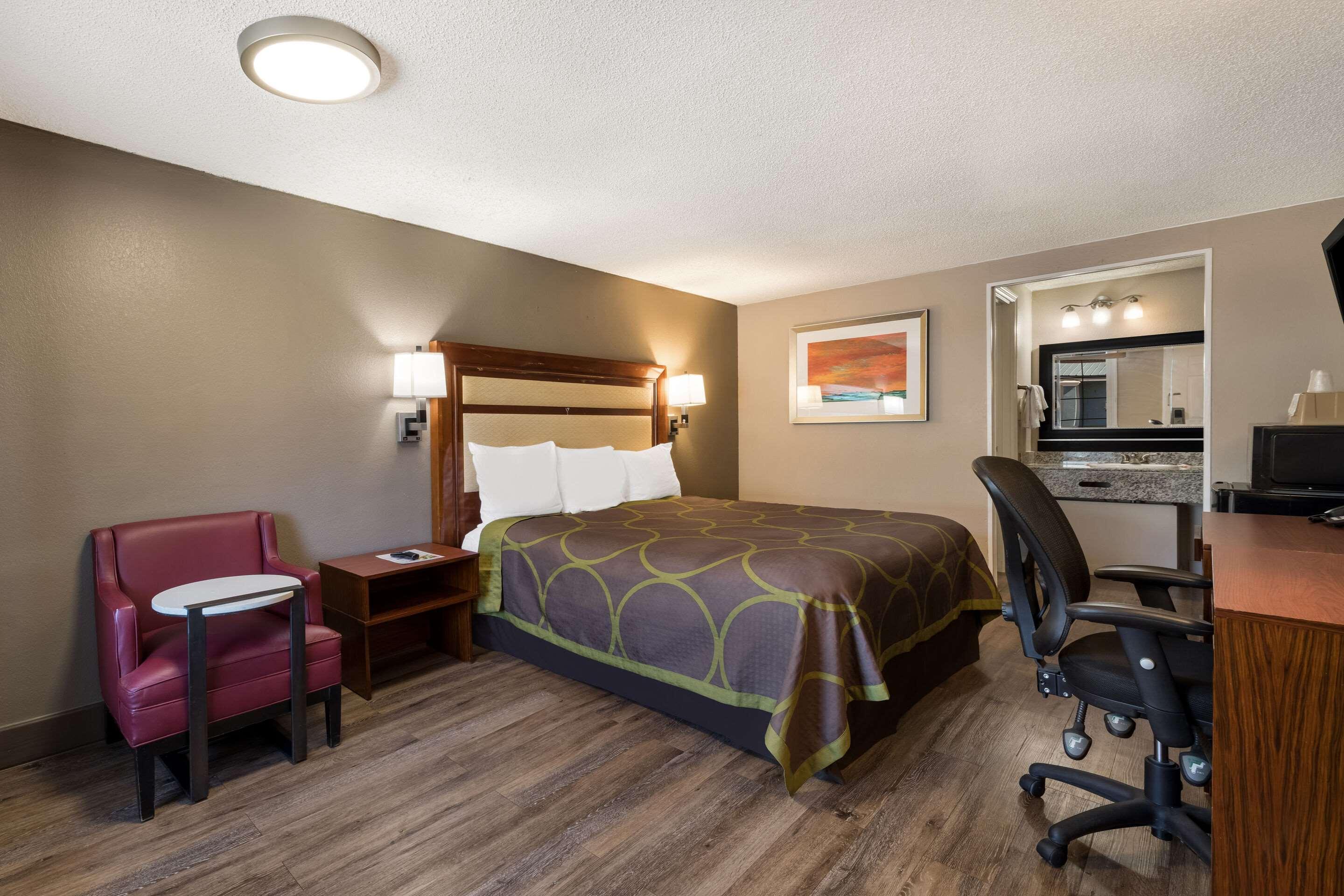 ROOM, KING BED