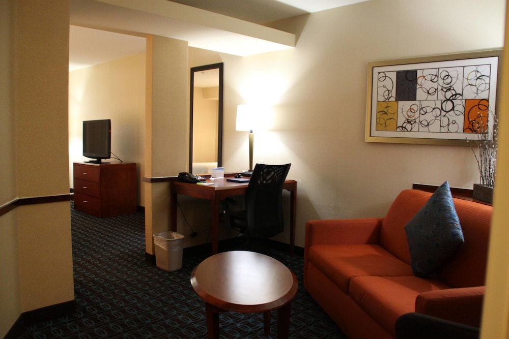 Fairfield Inn Suites Denton 17/21