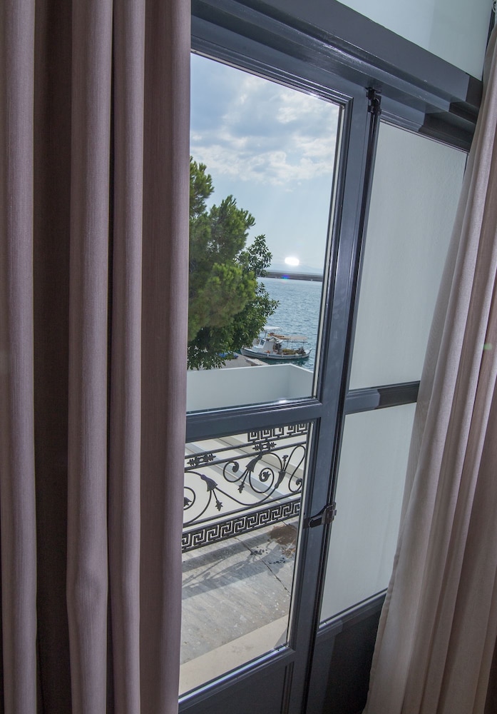 Panellinion Luxury Rooms 20/41